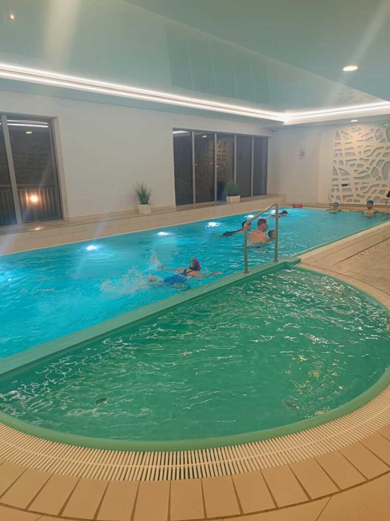 Basen w Downtown Apartament Gdańsk