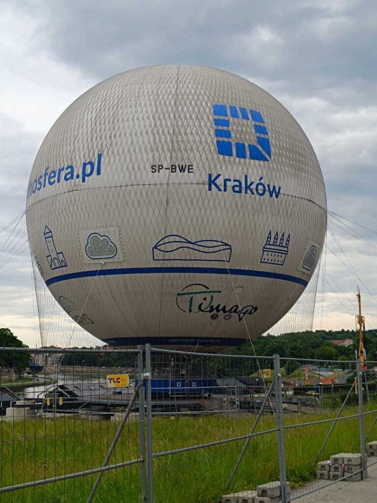 Balon widokowy, z którego rozlega się piękny widok na Kraków.